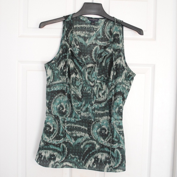 Banana Republic Tops - Banana Republic green paisley sleeveless blouse